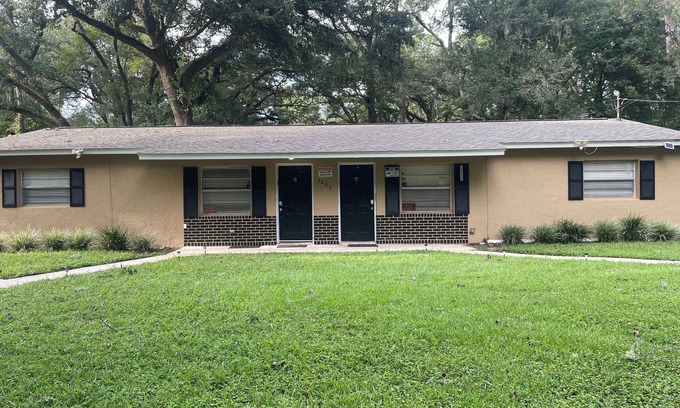 Tallahassee Apartment | Hidden gem! 2 bedroom 1 bath less than 10 minutes from Tallahassee airport