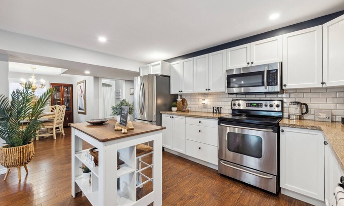 Bowmanville House | Hidden Gem 2BR with AC🌺