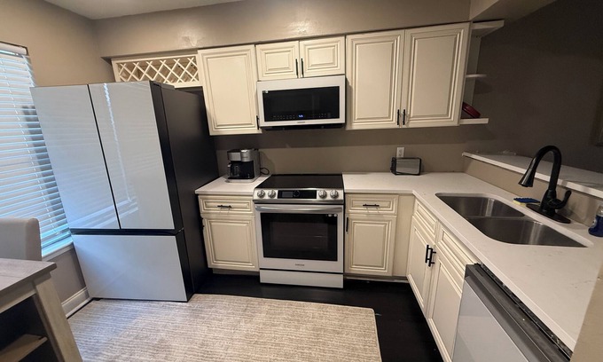 Humble Apartment | Hidden Gem 4 miles from IAH!