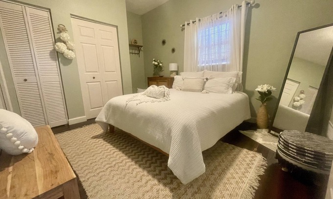 Southgate Apartment | 💎Hidden Gem- 5 miles from Siesta Key Beach!Prime location in Sarasota!