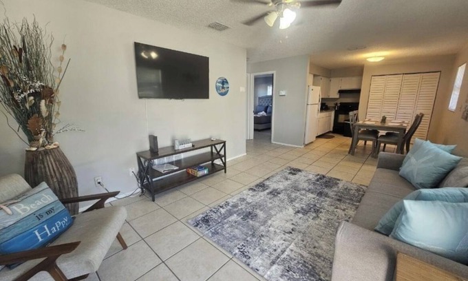 Clearwater House | Hidden Gem in Clearwater awaits you.apt c. Min 31 days
