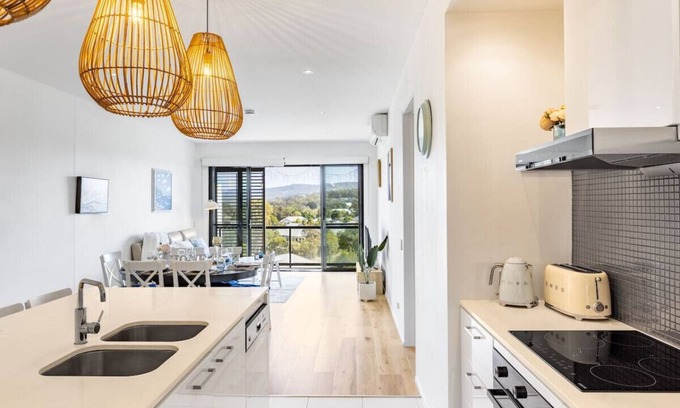 Robina Apartment | Hidden Gem MountView Golf Modern 3B Home w/Parking