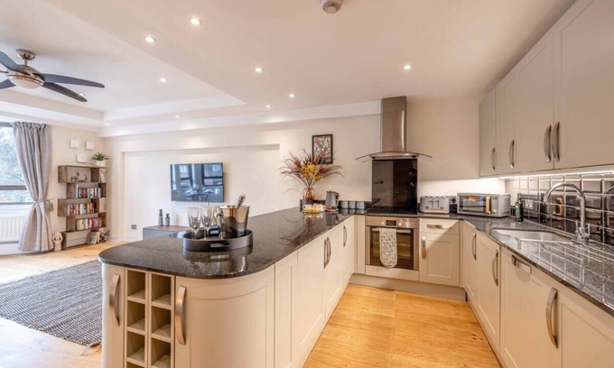 Windsor City Centre Apartment | Hidden Gem With Windsor Castle Views & Parking