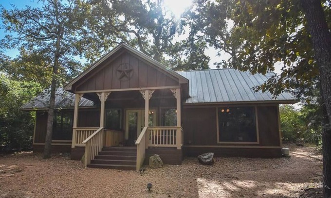 Brenham Cabin | Hidden Grove Secluded Cabin features a Private Hot Tub at Scenic Hill Retreat