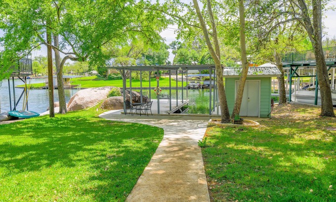 Kingsland House | Hidden Harbor-Lakefront on Secluded Cove w/Dog Run