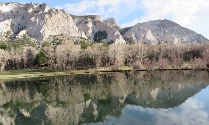 Nathrop House | Hidden in the Pinons, 1 mile from Mt Princeton Hot Springs, great deck views!