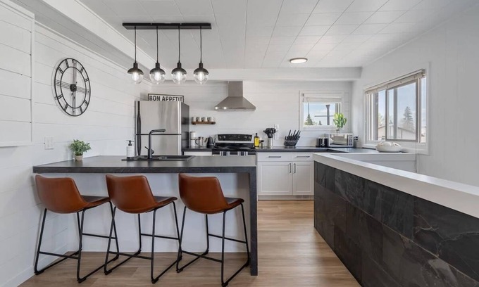 Sylvan Lake Apartment | Hidden Loft | 3-Bedroom | Walk to Beach | Sleeps 6
