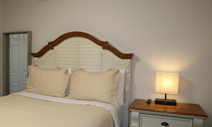 Lakeland Apartment | Hidden Ruby-Apartment with Kitchen and Laundry