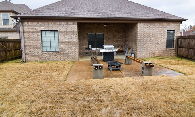 Ellendale House | Hidden Treasure - 5BR 3BA Spacious Private Cozy Just off I-40