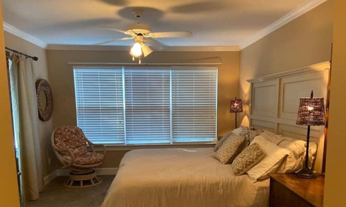 Alexander City Condo | Hidden Treasure-Lake Martin, 35mi from Jordan Hare