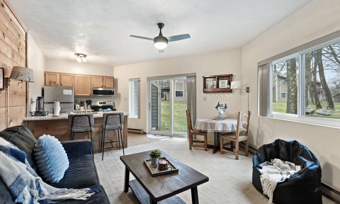 Hidden Valley Condo | Hidden Valley Mountain Condo - pool, golfing, hiking!