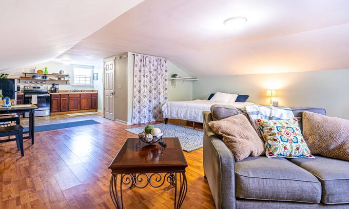 Decatur Apartment | Hideaway apartment tucked into Historic District
