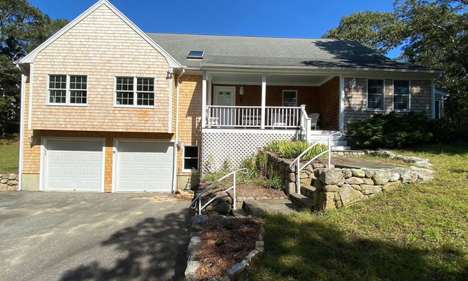 Lagoon Heights House | Hideaway At Meadow View Farm/Private Tennis Courts with Spacious Bedrooms