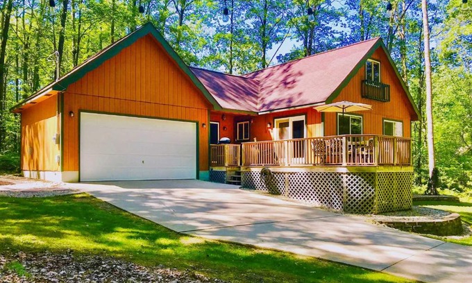 Higgins Lake House | Higgins Lake Retreat - Hike, Swim, Relax!