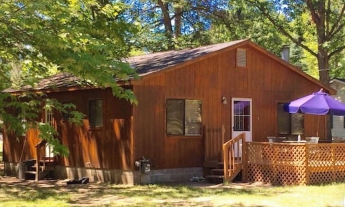 Higgins Lake Cabin | Higgins Lake Rustic Cabin near Kelly Beach