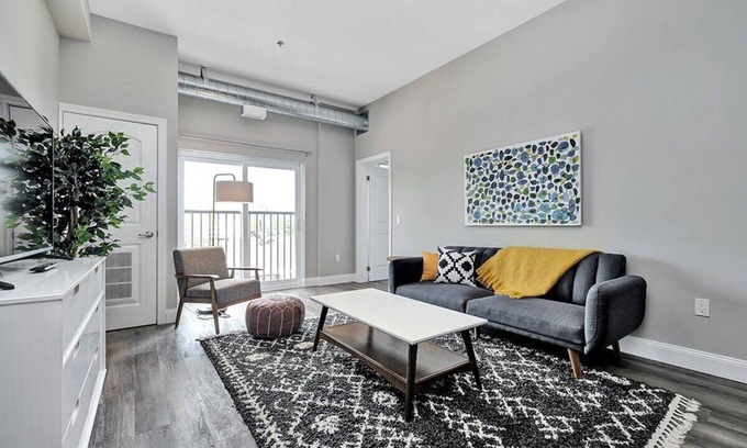Sunnyside Condo | High-end condo downtown Kingston near RMC/Queens