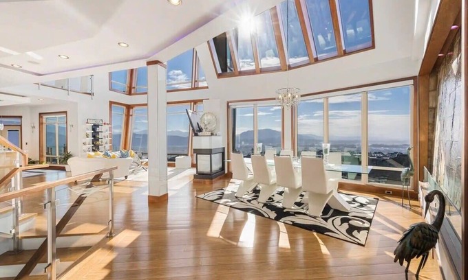Lower Sumas Mountain House | High-End Designer Getaway ~ Views ~ Cinema ~ Games