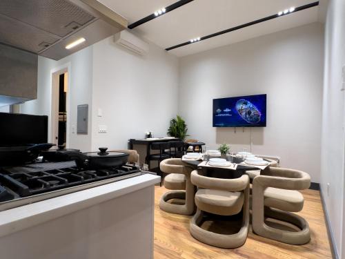 The Heights Apartment | High-end House with 2 FREE Park Spots, rooftop NYC views and backyard with deck, 6BRs, 2FLs plus bsmt, 11 beds, 3 bath, Sleep 19, 20 PERCENT OFF