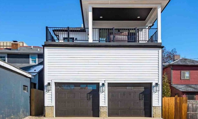 Italian Village House | High End New Build, Rooftop Hot Tub, City Views!