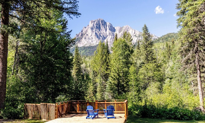 East Kootenay Cabin | High-end wood crafted cabins with stunning mountain views. Off grid & offline