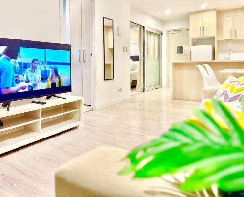 Auckland Central Business District Apartment | High-Floor 2BR Apartment Near Sky Tower Pool Gym