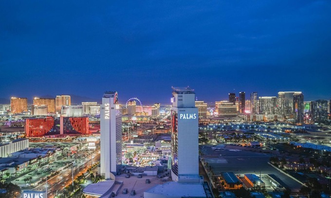 Las Vegas Apartment | High Floor Studio Strip View w/Open Balcony at Palms Place