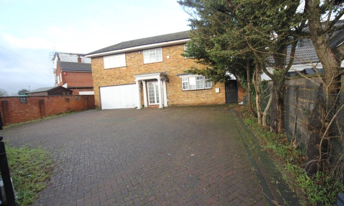 Hillingdon House | High Gables House -A Spacious Four Bedroom home located in Uxbridge.