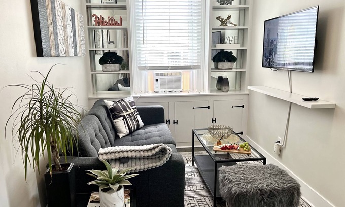 Stamford Apartment | ❤️High-Line Harbor Flat 2 BD | Train🚊 | Harbor Point Access | 40 Minutes to NYC🗽