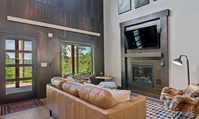 Deadwood House | High Mountain Rustic Cabin Hot Tub Game Loft