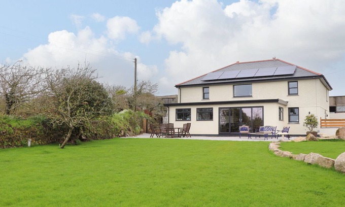 Saint Erth Praze Cottage | HIGH PARK HOUSE, pet friendly, character holiday cottage in Helston