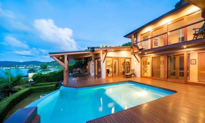 Cannonvale House | "High Tide" - Whitsundays Beachfront Accommodation