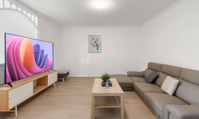Macgregor House | High-Value 4Beds | Workspace | Near Mall & Highway