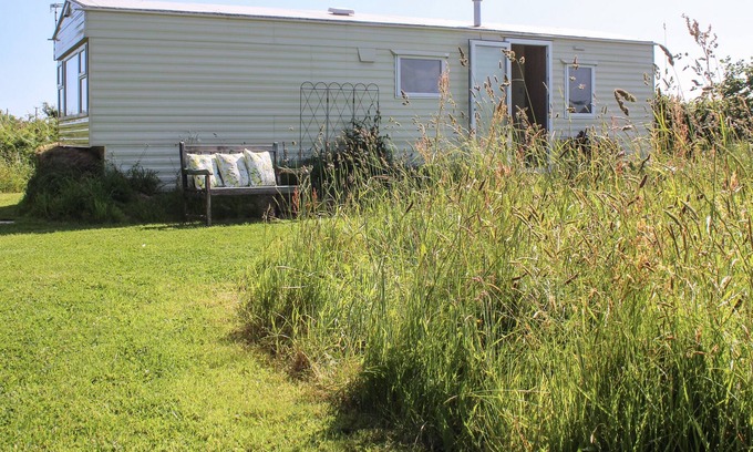 Burgh Island Cabin | HIGHER WELL LODGE, romantic, character holiday cottage in Kingston