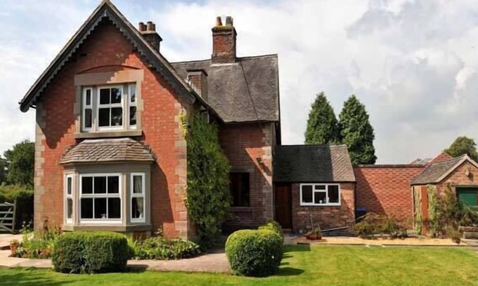 Leek Cottage | HIGHFIELD COTTAGE, family friendly, with a garden in Leek