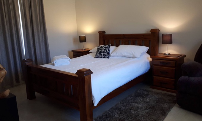 Kurrajong House | Highfields Country Cottages Valley View Sleeps 2 couples 1 Bedroom & QSofa