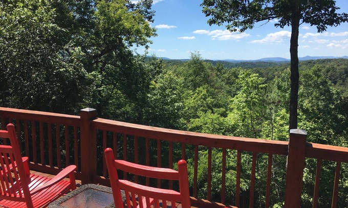 Murphy House | HighlandHouse - beautiful long range mountain views, pet friendly