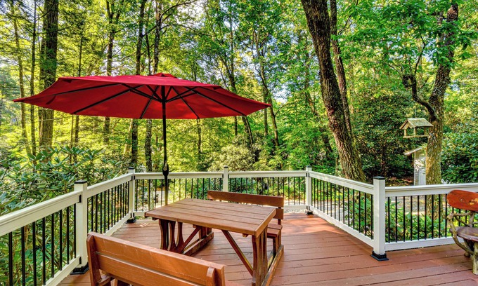 Mirror Lake Cottage | Highlands Vacation Rental - Walk to Mirror Lake!
