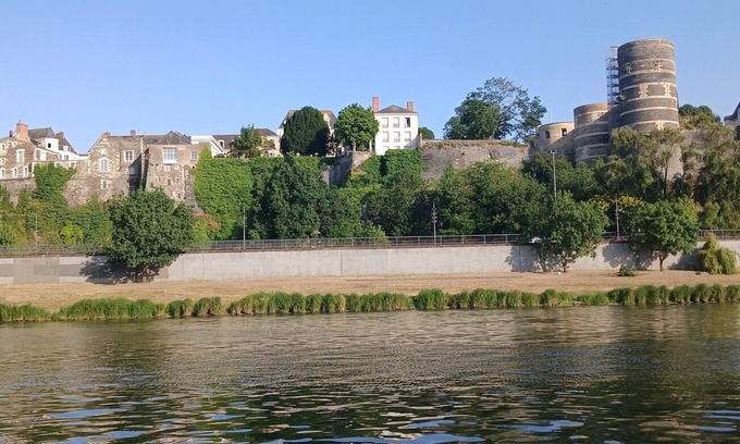 Downtown Angers Apartment | Highly sought-after neighborhood. T2 with parking. Mobility lease