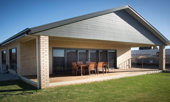 Lake Wangary House | Highview on Victoria is a spacious, superbly appointed holiday home