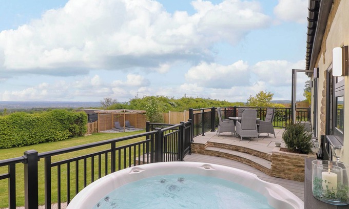Chesterfield Cottage | HIGHVIEW STABLES, pet friendly, with hot tub in Chesterfield
