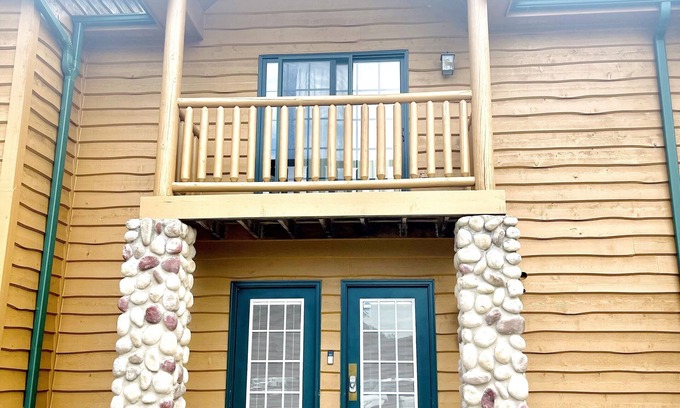 Utica Cabin | Hike and enjoy a relaxing time at Starved Rock! Family-Size Cozy Cabin