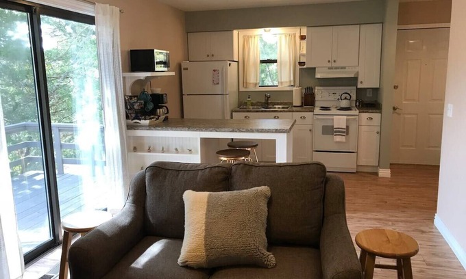 Holiday Island Condo | Hike, dine, shop, minutes to Eureka Springs
