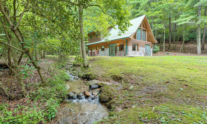 Indian Rock Springs Cabin | Hike, Fish & More: Cozy Cabin w/Patio in Murphy!