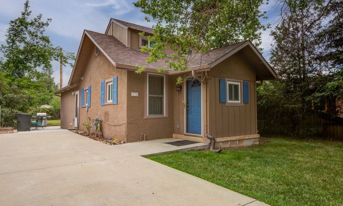Palmer Lake House | Hiker's Hideaway- Cozy 3B bungalow with hot tub in gorgeous Palmer Lake!