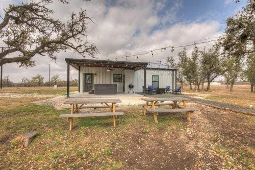 Fredericksburg House | Hill Country-Fire Pit & Hot Tub!