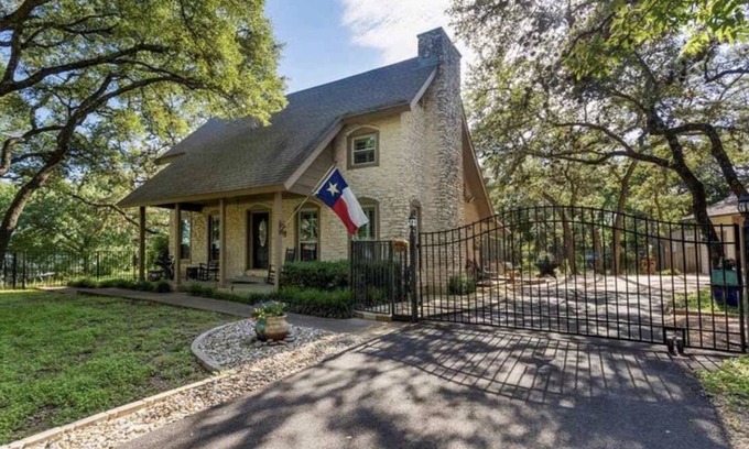 Austin House | Hill Country Hideaway on 1 Acre and Near Everything!