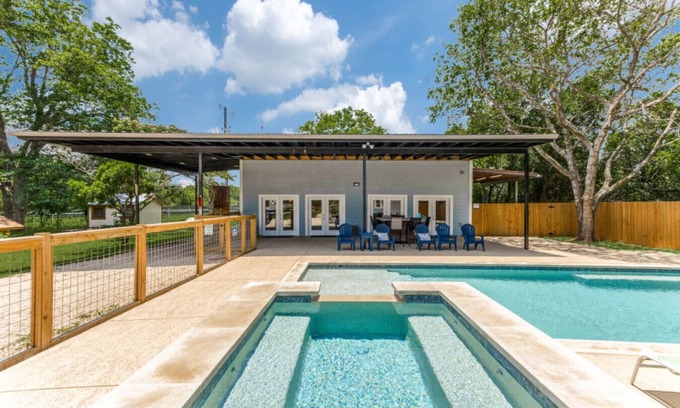 Johnson City House | Hill Country Retreat I Private Pool & Hot Tub I Mins to Wineries & Town Square