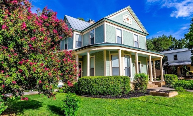 Johnson City House | Hill Country Wine, WALK TO FOOD, BARS, WINERIES.