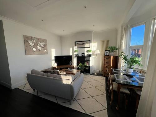 Leigh-on-Sea Apartment | Hill Grove 2 Bedroom Apartment
