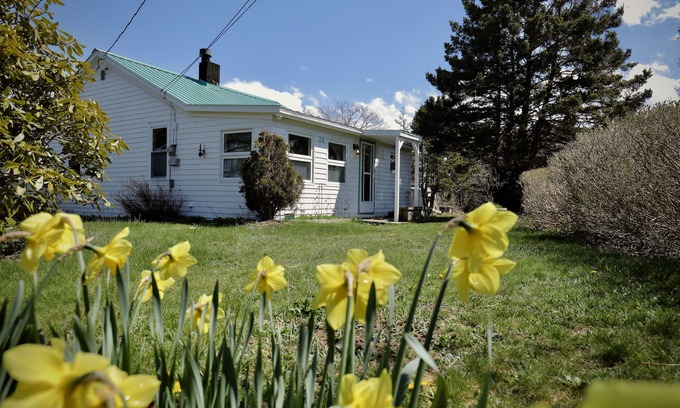 Ketch Harbour Cottage | Hill House is a seaside cottage, 25 min from downtown Halifax. Fully Winterized